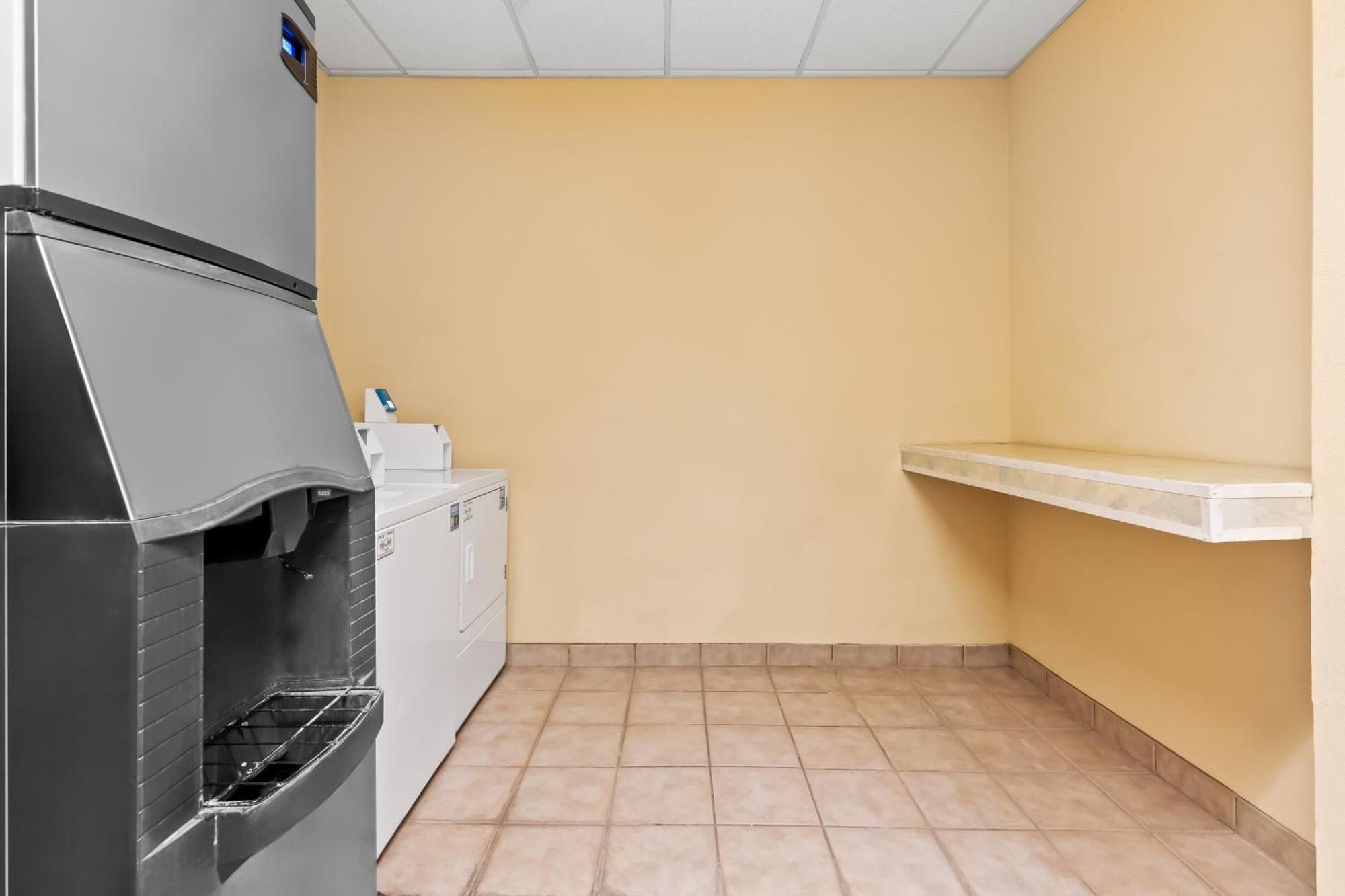 Comfort Inn & Suites Елк Сити Екстериор снимка
